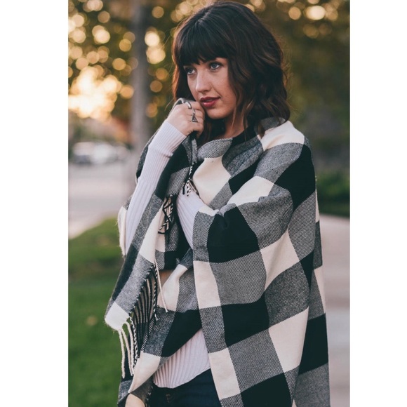 Plaid Ruana Poncho Blanket Wrap Black White Tassel - Picture 6 of 6